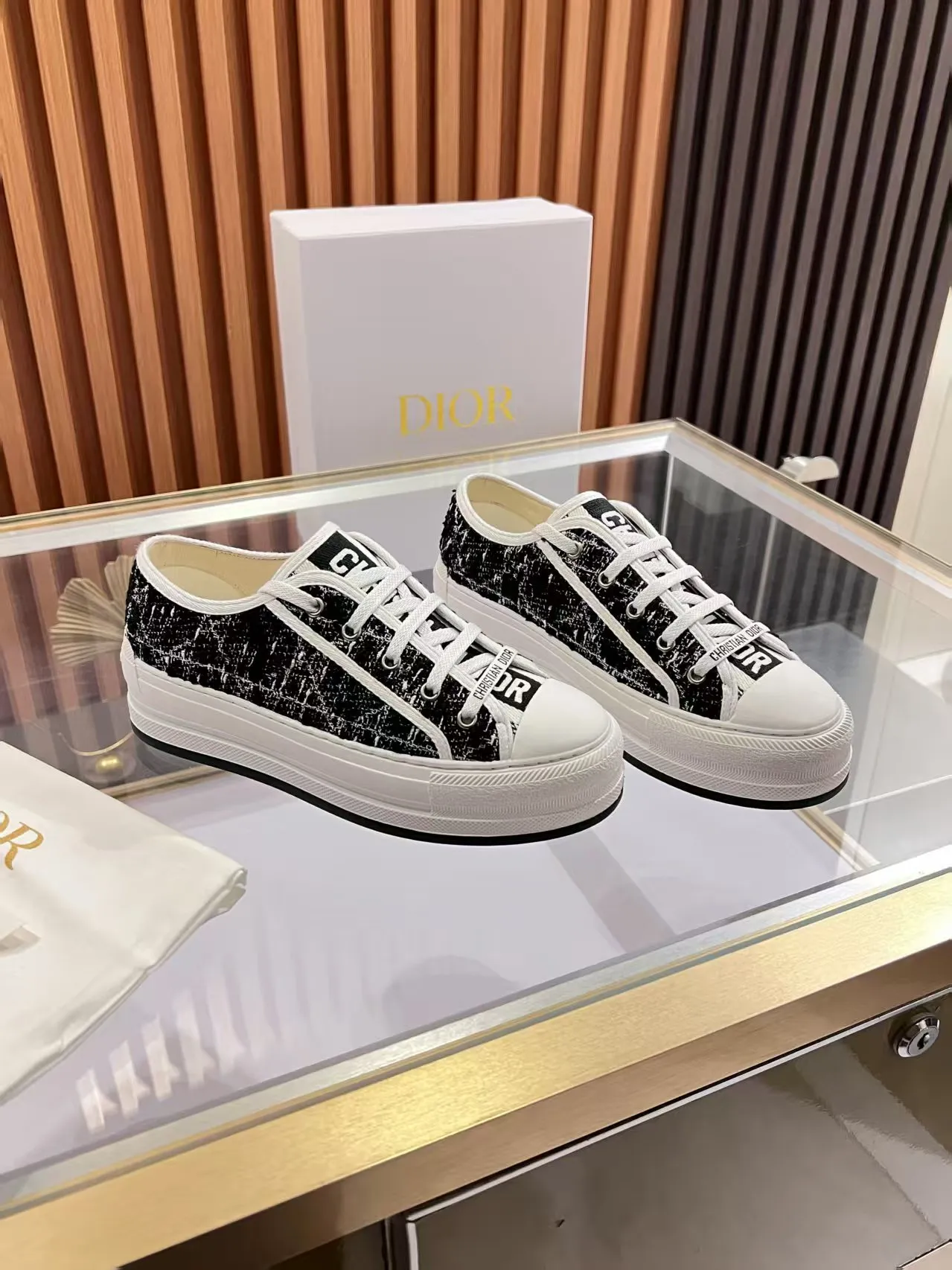 👟👟Ex-factory price 520👟👟 Walk‘n’Dior embroidered mid-top casual shoes are new in 2025. On the fashion stage, Dior embroidered shoes are the well-deserved protagonist. Delicate stitching is used on the upper, every stitch is devoted to the craftsman's efforts, and every thread is woven with artistic poetry. From complex floral patterns to smart geometric textures, embroidery is like the magic that gives shoes life, allowing them to show dynamic beauty even in static conditions.   Wearing Dior embroidered shoes feels like stepping into a dream world full of art. It is not only a pair of shoes, but also a walking piece of art that perfectly integrates fashion and culture. Whether you are strolling on the bustling city streets or attending important social occasions, Dior embroidered shoes can add unique charm to your style and become the focus of everyone's attention.   Choosing Dior embroidered shoes means choosing a persistent pursuit of quality and a unique understanding of fashion. Let it accompany you through every wonderful moment and leave your own fashion mark.  Material: Sheepskin lining, feet, silk cowhide, size 35-41, heel height 5cm